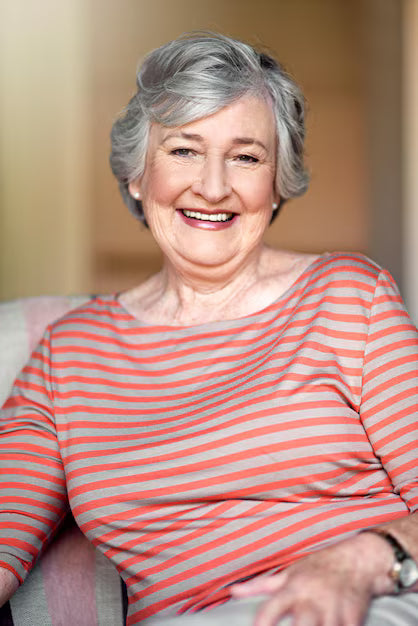 files/casa-feliz-e-retrato-de-uma-mulher-idosa-com-um-sorriso-para-a-aposentadoria-e-a-felicidade-dos-idosos-relaxe-a-sala-e-uma-senhora-idosa-em-uma-cadeira-na-sala-de-estar-com-confianca.avif